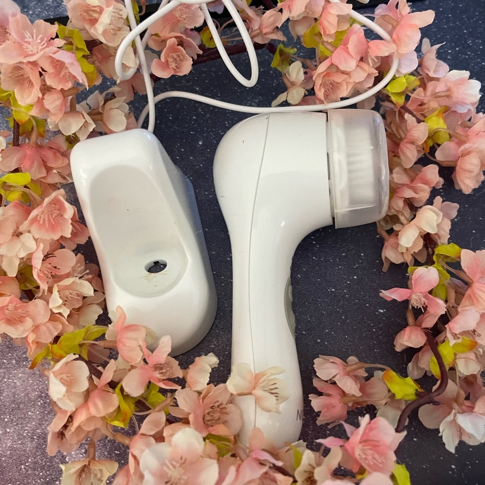 NOVA Sonic Facial Brush with Antimicrobial Brush Bristles.  Never opened.